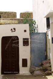 Image du Maroc Professionnelle de  Détail de portes d'anciennes maisons dans la Kasbah d'Asilah , ville du nord du Maroc sur l'océan Atlantique à 40 km au sud de Tanger, ancienne fortification Portugaise construite XVIe siècle, Dimanche 9 Septembre 2001. (Photo / Abdeljalil Bounhar)